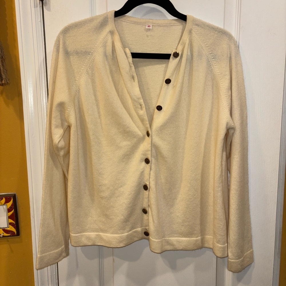 CASHMERE CARDIGAN VINTAGE CREME COLORED 8 GOLD TONE DESIGN BUTTONS 
SIZE SMALL